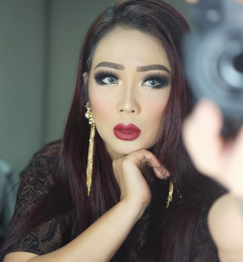 Di balik layar 6 seleb tampil cantik sempurna di televisi 