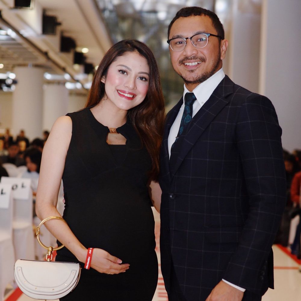 10 Potret kemesraan Giring & istri, bak pacaran padahal punya 4 anak