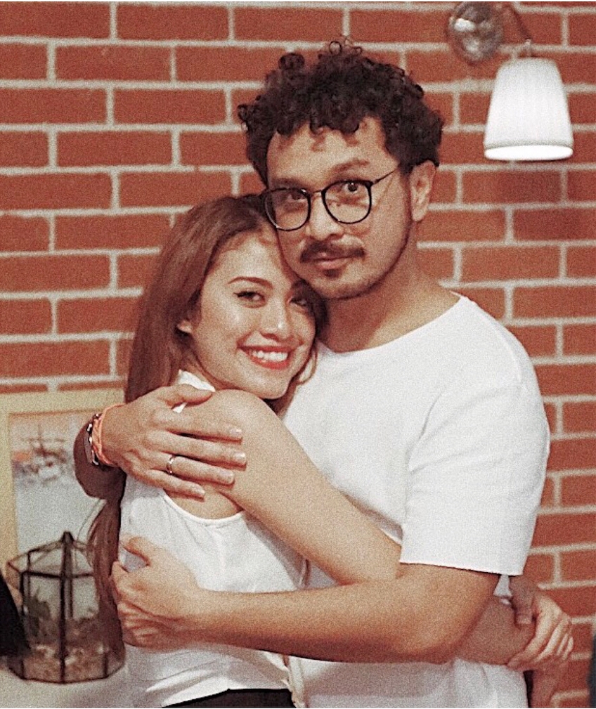 10 Potret kemesraan Giring & istri, bak pacaran padahal punya 4 anak