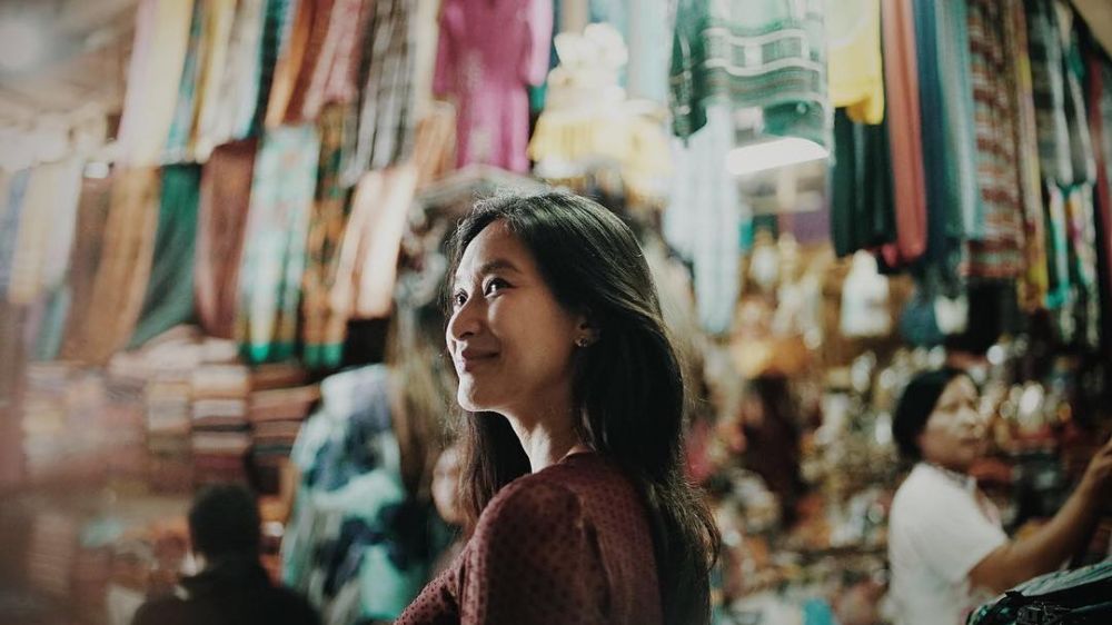 10 Bukti kecantikan Happy Salma tak luntur meski tanpa makeup tebal