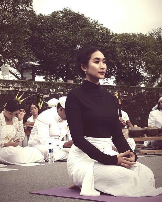 10 Bukti kecantikan Happy Salma tak luntur meski tanpa makeup tebal