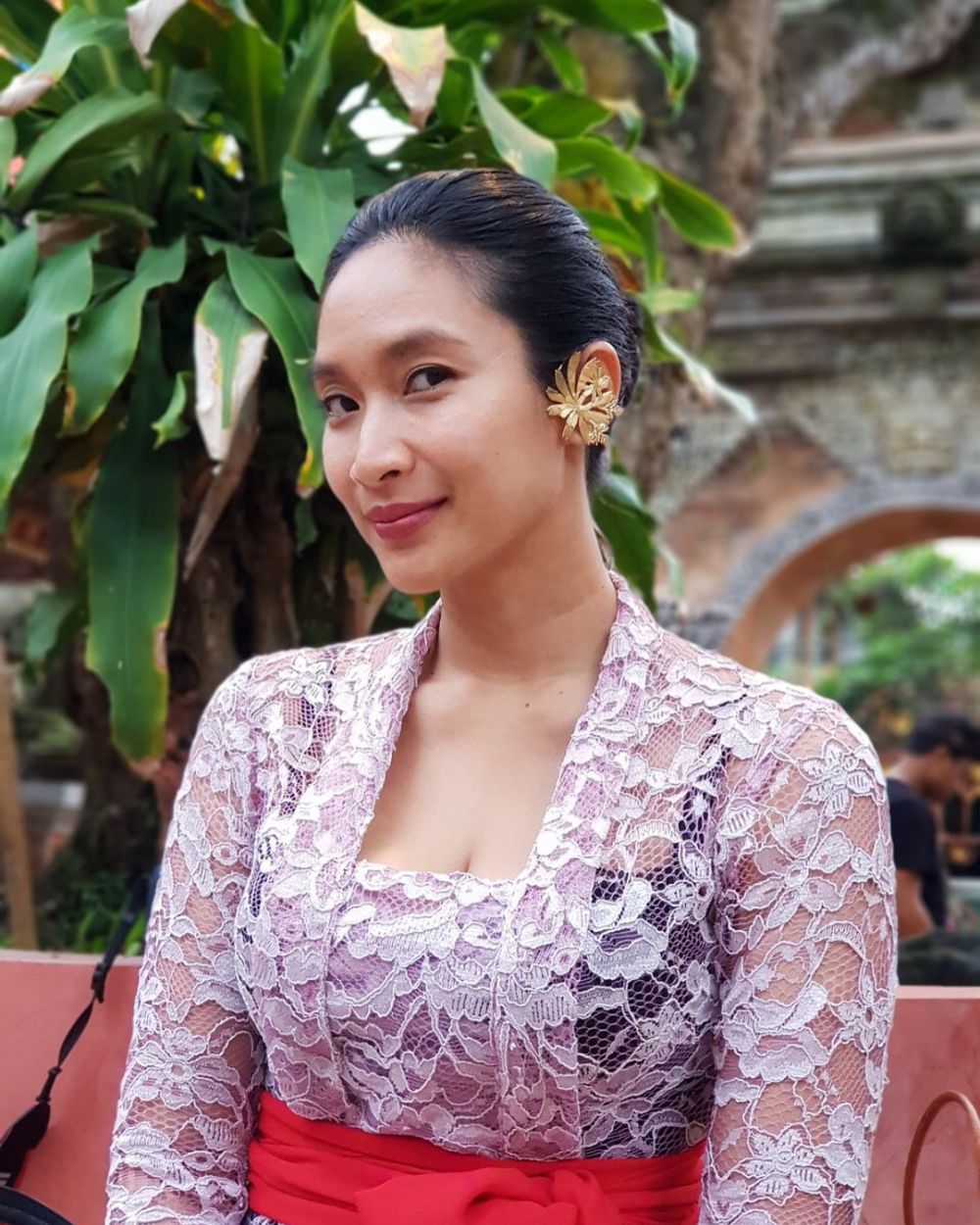 10 Bukti kecantikan Happy Salma tak luntur meski tanpa makeup tebal