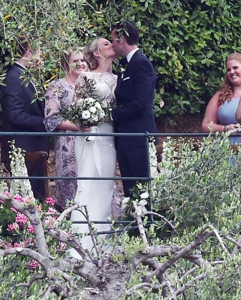 Si Neville Longbottom di Harry Potter menikah, ini 7 foto romantisnya