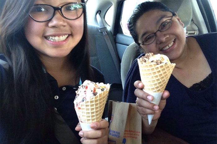 Cewek ini foto bareng ibunya selama 4 tahun, endingnya bikin terenyuh