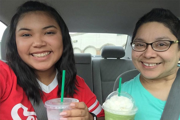 Cewek ini foto bareng ibunya selama 4 tahun, endingnya bikin terenyuh