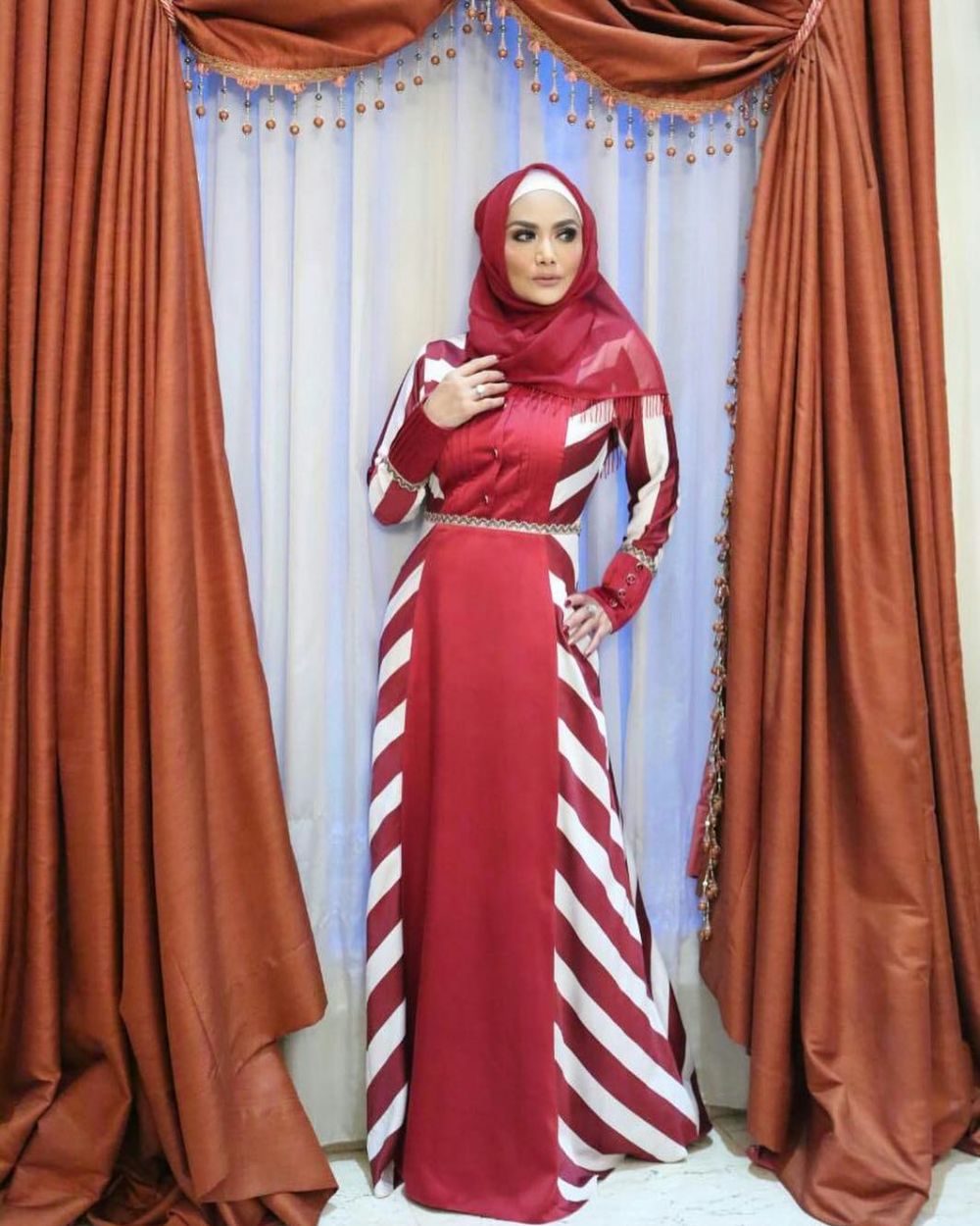Biasa pakai dress ketat, ini 10 penampilan Krisdayanti kenakan hijab 