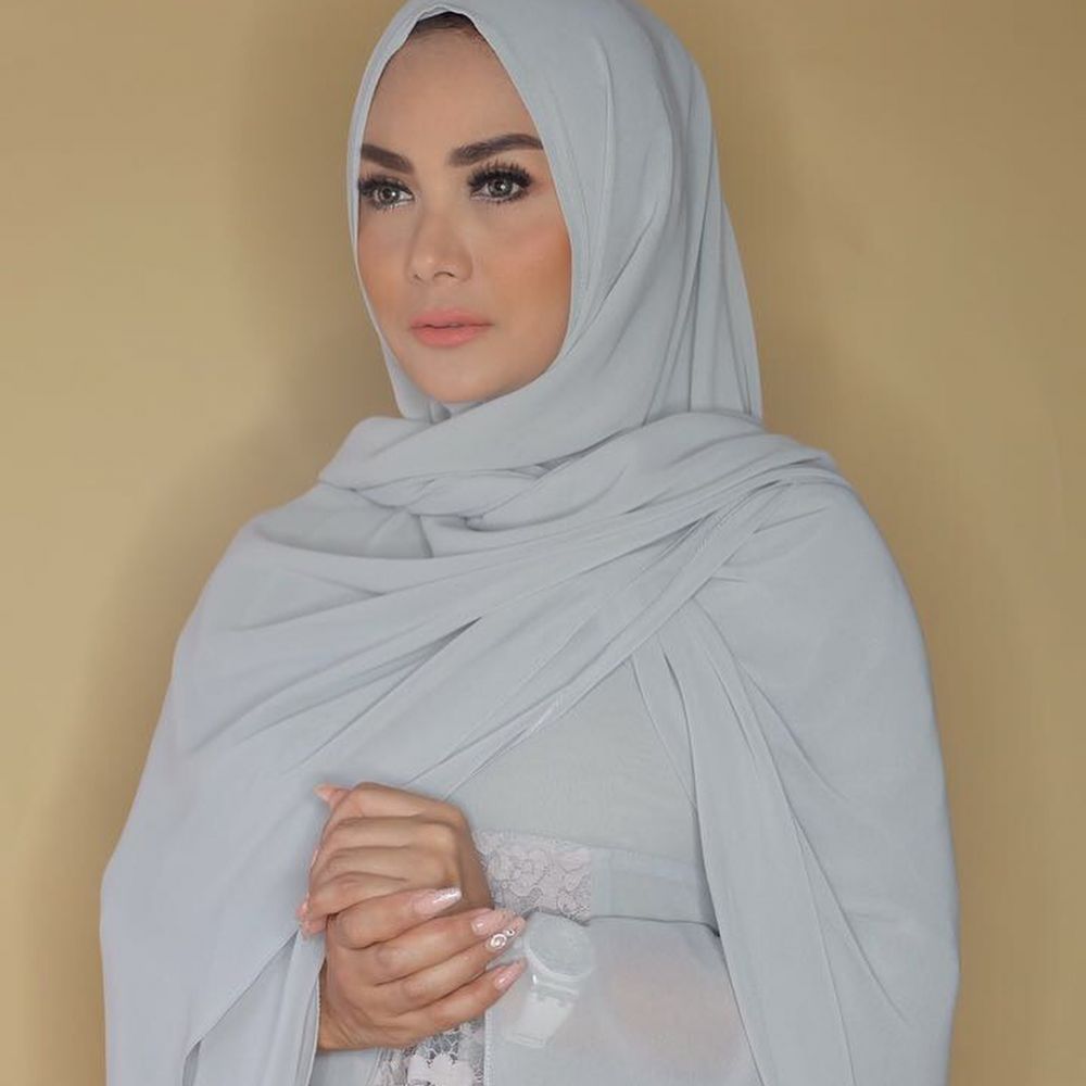 Biasa pakai dress ketat, ini 10 penampilan Krisdayanti kenakan hijab 