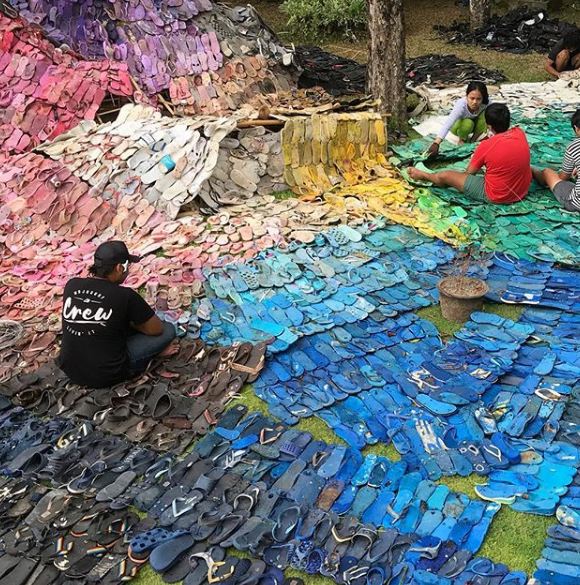 Awalnya sampah, 5000 sandal bekas di Bali ini disulap menjadi indah