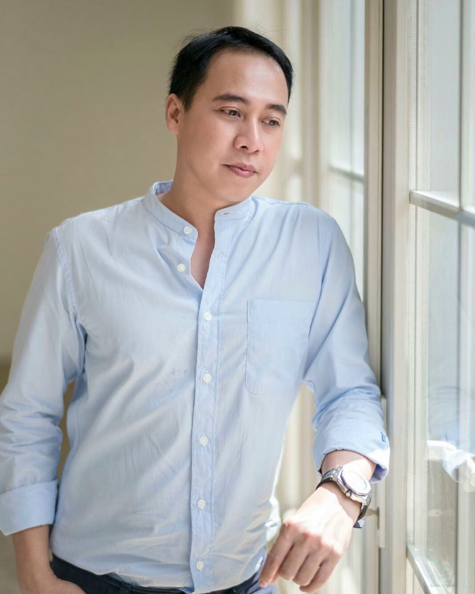 10 Gaya kece Tio Setiyoso, cowok ganteng mesra bareng Sophia Latjuba