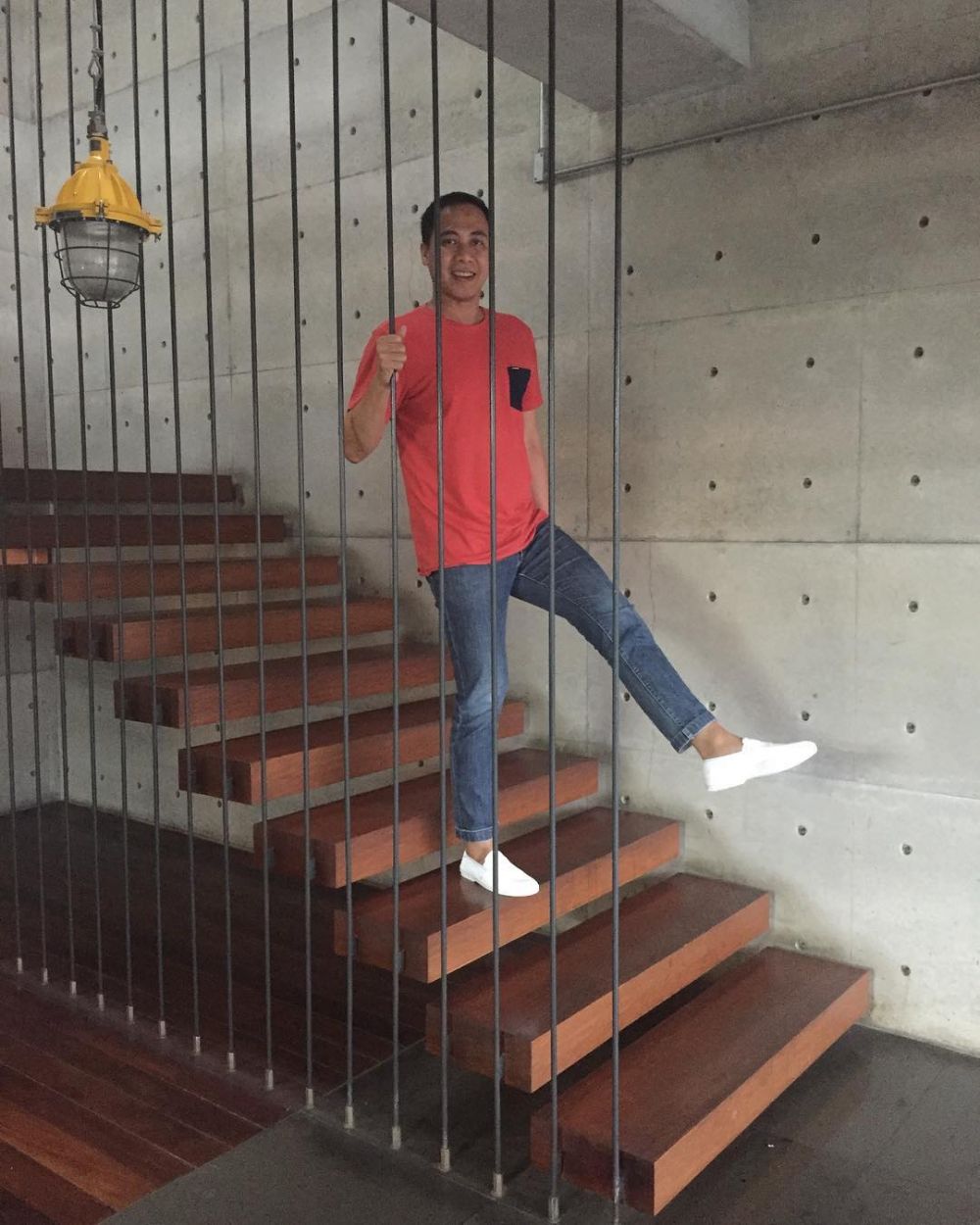 10 Gaya kece Tio Setiyoso, cowok ganteng mesra bareng Sophia Latjuba