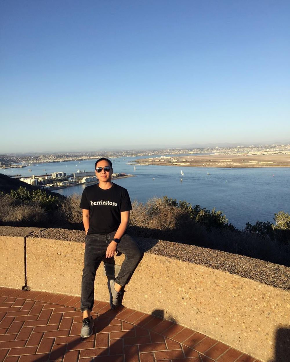 10 Gaya kece Tio Setiyoso, cowok ganteng mesra bareng Sophia Latjuba