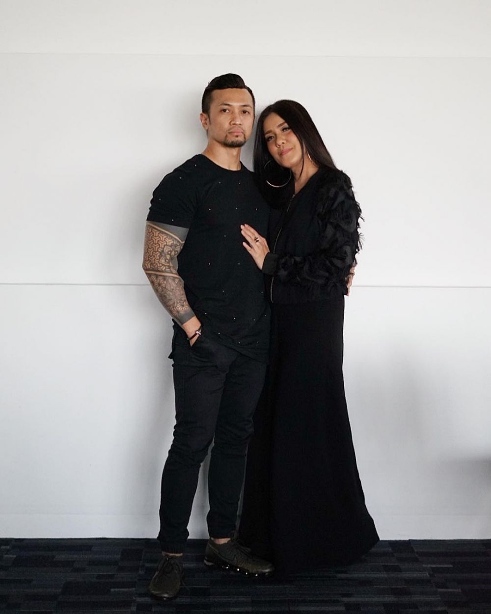 9 Potret kemesraan Ivy Batuta dengan sang suami, kayak orang pacaran