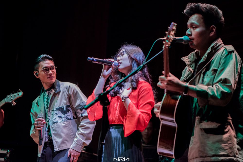 7 Potret Afgan, Isyana & Rendy Pandugo saat manggung, kompak abis