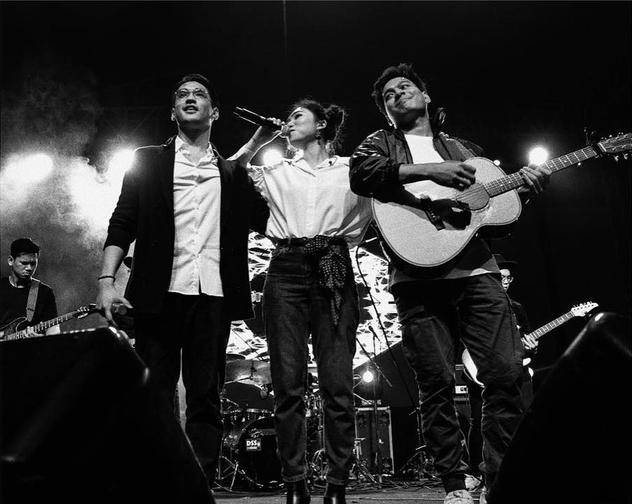 7 Potret Afgan, Isyana & Rendy Pandugo saat manggung, kompak abis