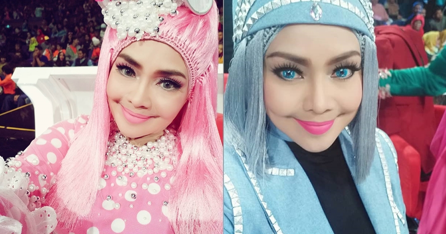 7 Pesona Iyeth Bustami dengan hijab wig warna-warni, nyentrik abis