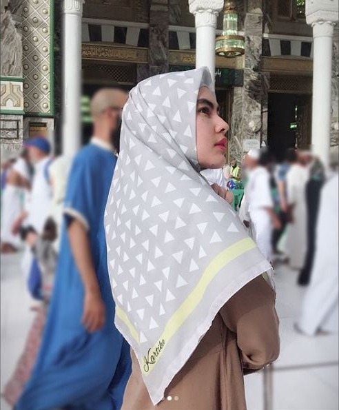 5 Potret aktivitas Kartika Putri saat umrah pada Bulan Ramadan