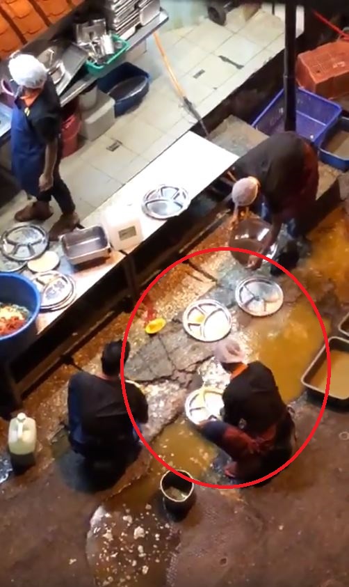 Restoran ini cuci  piring  pakai  air kubangan di jalan 