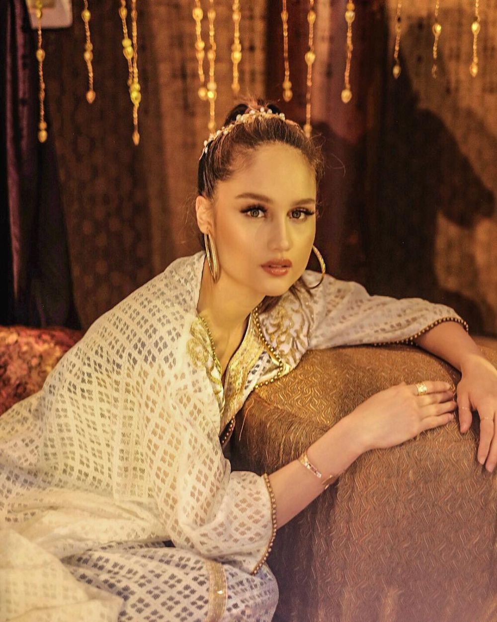 Biasa tampil seksi, ini 6 pesona Cinta Laura dalam balutan kaftan 