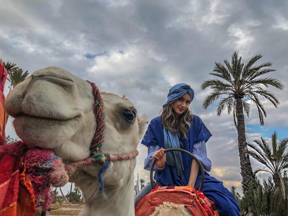 Biasa tampil seksi, ini 6 pesona Cinta Laura dalam balutan kaftan 