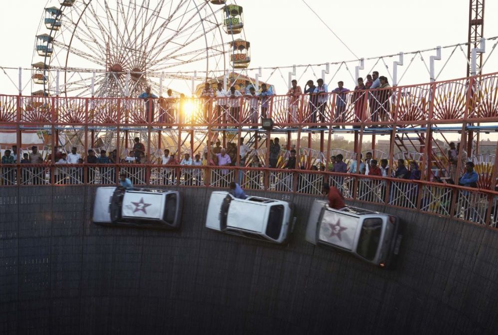 Tak lagi pakai motor, kini atraksi tong setan gunakan mobil