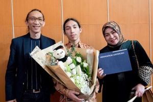 Lulus SMA, ini 5 momen keseruan wisuda anak pertama Melly Goeslaw