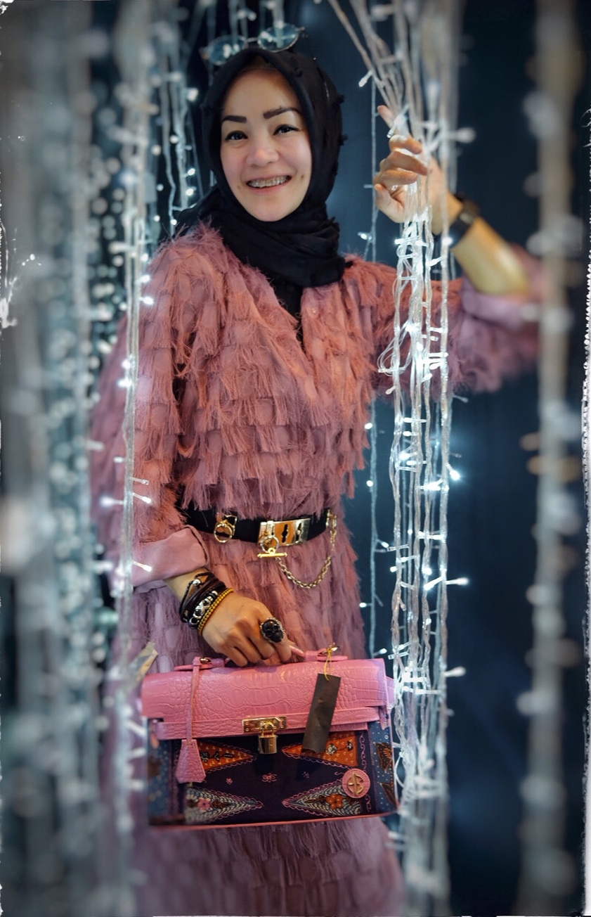 10 Potret Elva Marliah, teman sosialita Mayangsari yang stylish abis