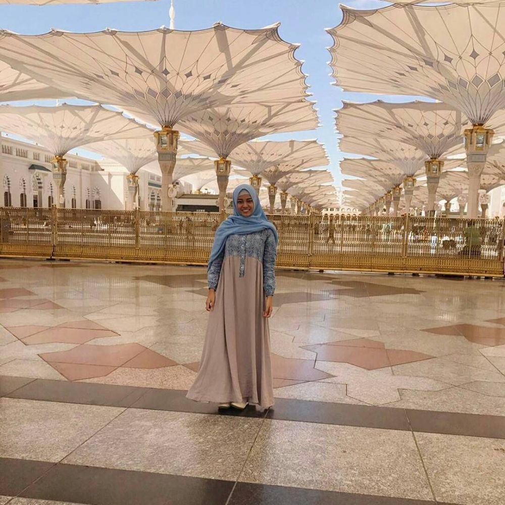 Biasa tampil seksi, 8 gaya Aurel dengan hijab ini bikin pangling