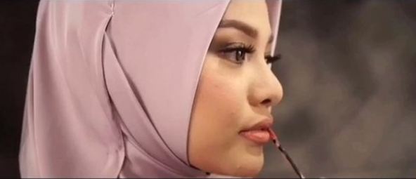 Biasa tampil seksi, 8 gaya Aurel dengan hijab ini bikin pangling