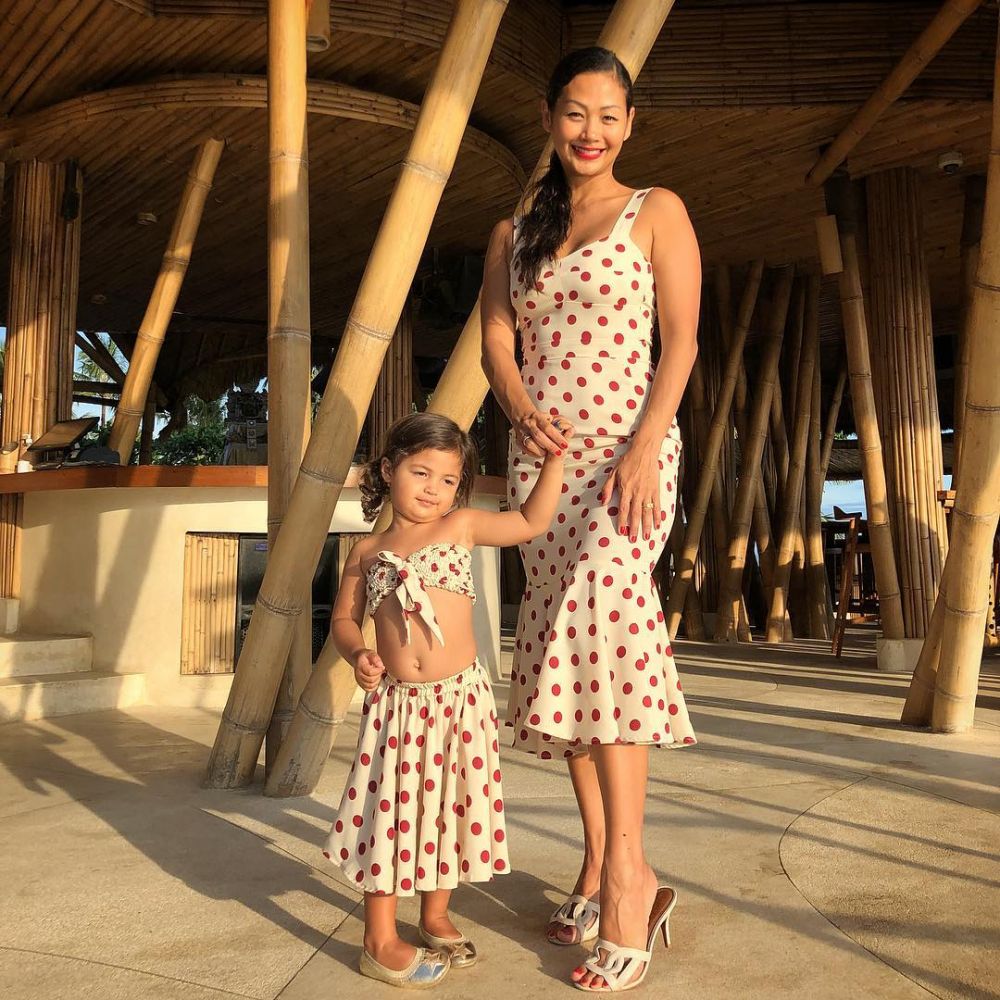 8 Potret Indah Kalalo dan putrinya kembaran baju, kompak banget nih