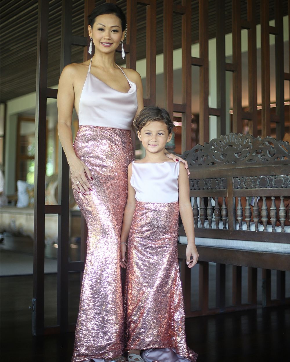 8 Potret Indah Kalalo dan putrinya kembaran baju, kompak banget nih