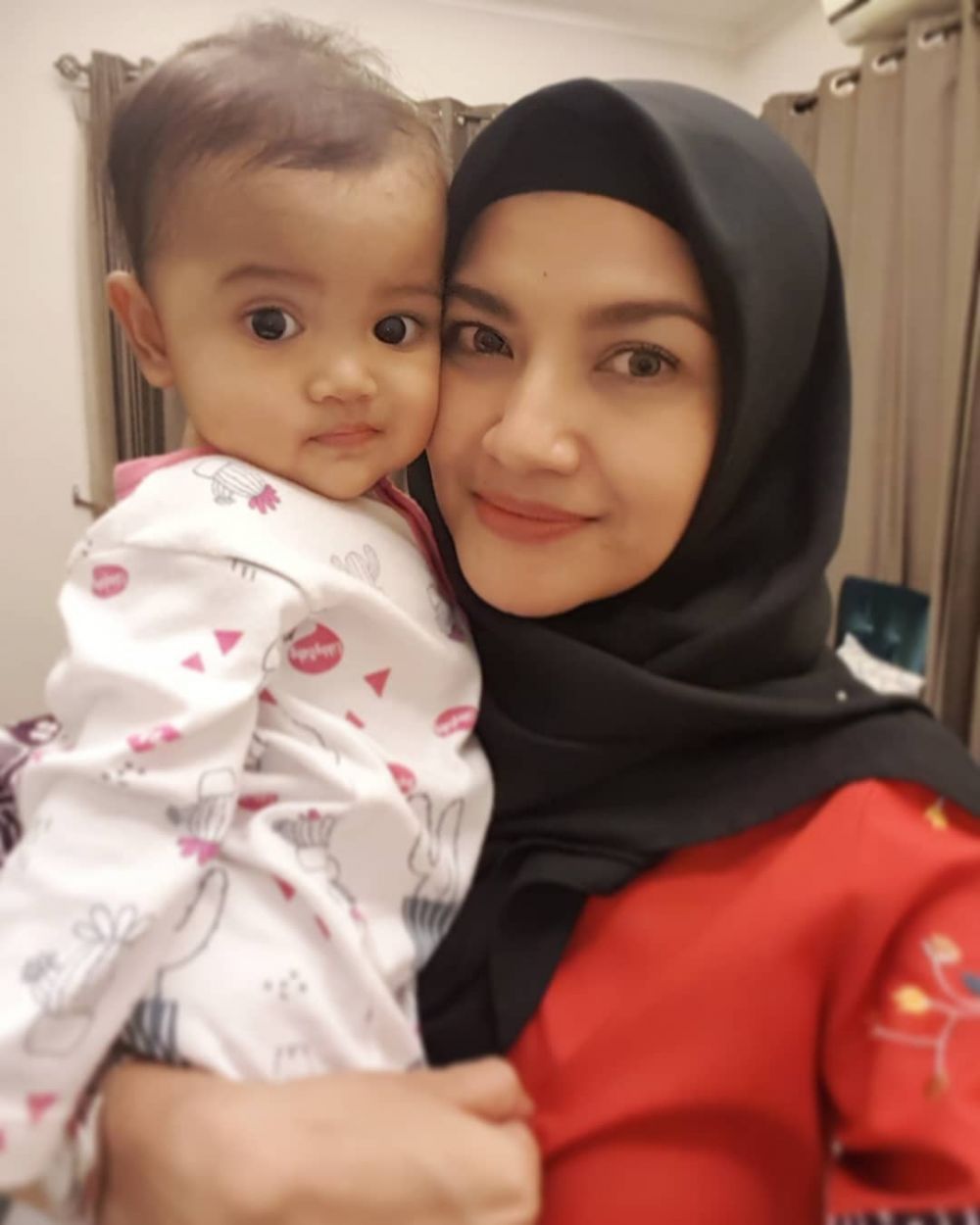 9 Gaya Tina Talisa berhijab simpel, aura cantiknya malah terpancar