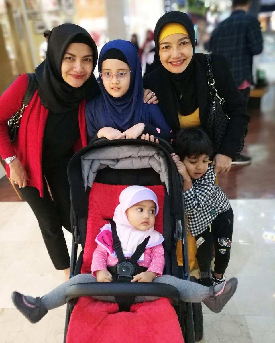 9 Gaya Tina Talisa berhijab simpel, aura cantiknya malah terpancar