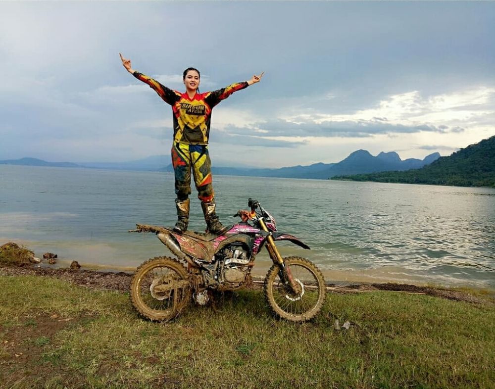 10 Gaya kece Oza Moza naik trail, si cantik PNS viral dari Karawang