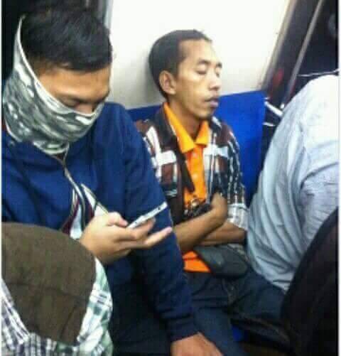 5 Orang mirip tokoh terkenal ini tiba-tiba muncul di KRL, bikin heboh