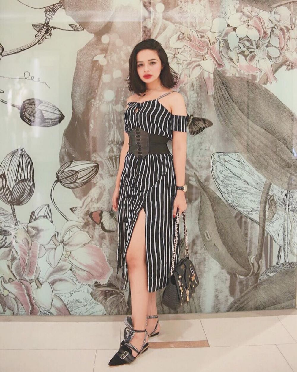 10 Pesona Syerin, anggota manajemen Awkarin yang disebut mirip barbie