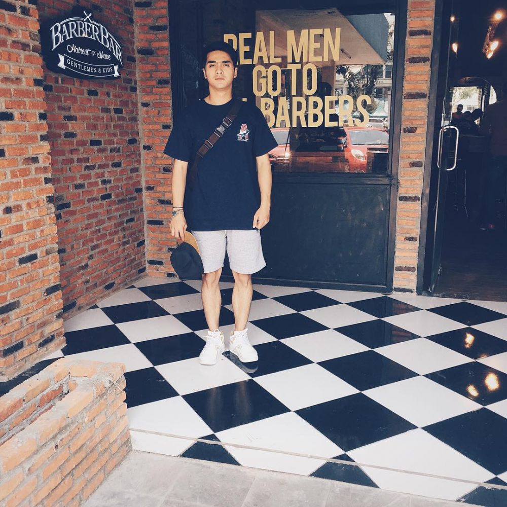 7 Gaya OOTD ala Ricky Harun untuk inspirasi outfit saat ngabuburit