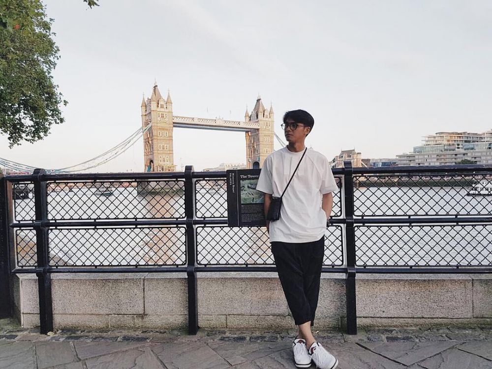 7 Gaya OOTD ala Ricky Harun untuk inspirasi outfit saat ngabuburit