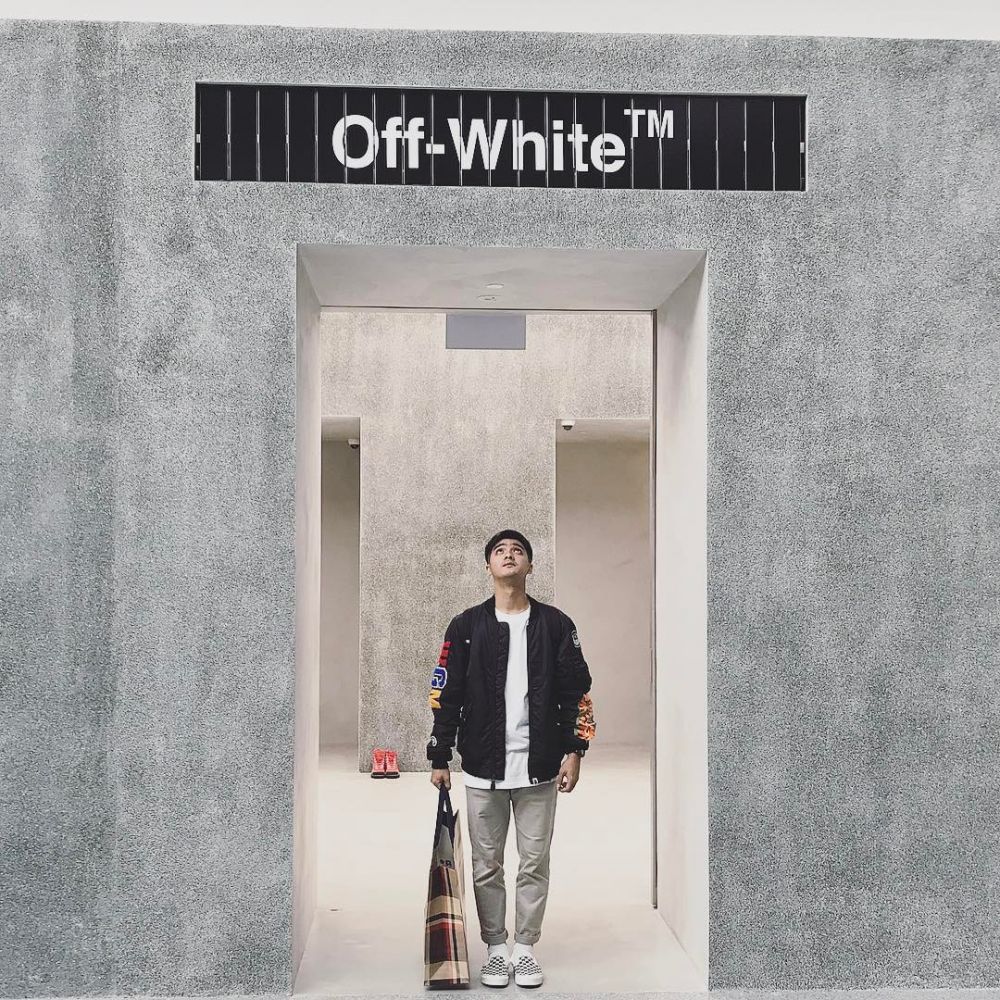 7 Gaya OOTD ala Ricky Harun untuk inspirasi outfit saat ngabuburit