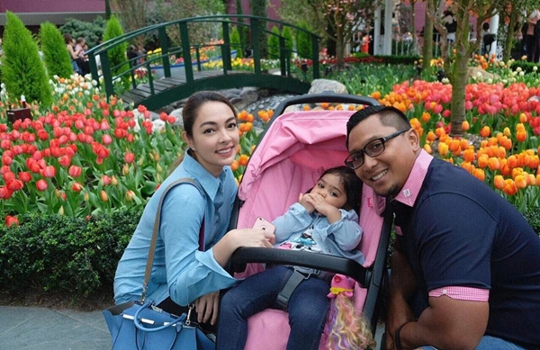 Dinikahi Pangeran Solo, ini 10 keharmonisan Reisa 'Dr Oz' & keluarga