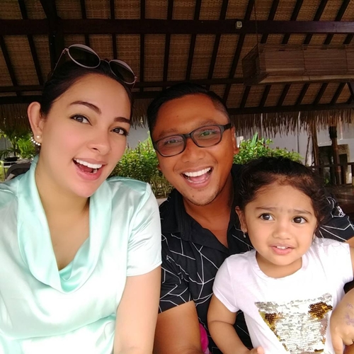 Dinikahi Pangeran Solo, ini 10 keharmonisan Reisa 'Dr Oz' & keluarga