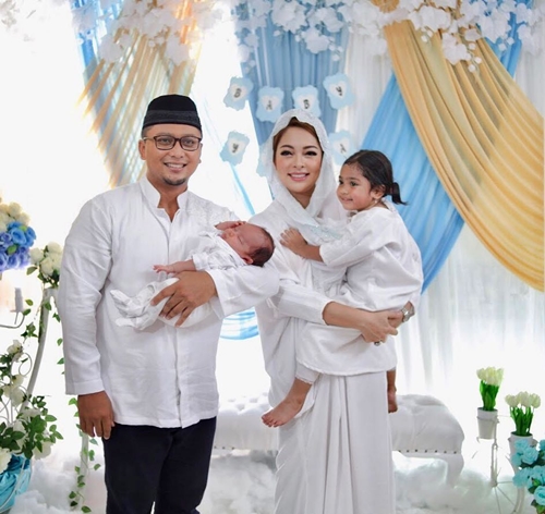 Dinikahi Pangeran Solo, ini 10 keharmonisan Reisa 'Dr Oz' & keluarga