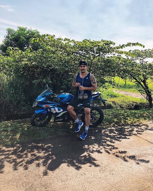 Tampak gagah & berwibawa, begini 10 gaya Robby Purba saat pamer otot