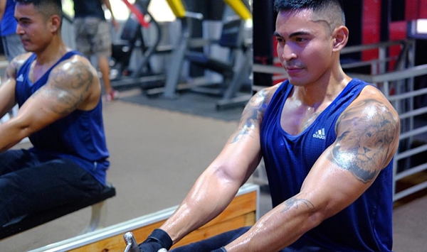 Tampak gagah & berwibawa, begini 10 gaya Robby Purba saat pamer otot