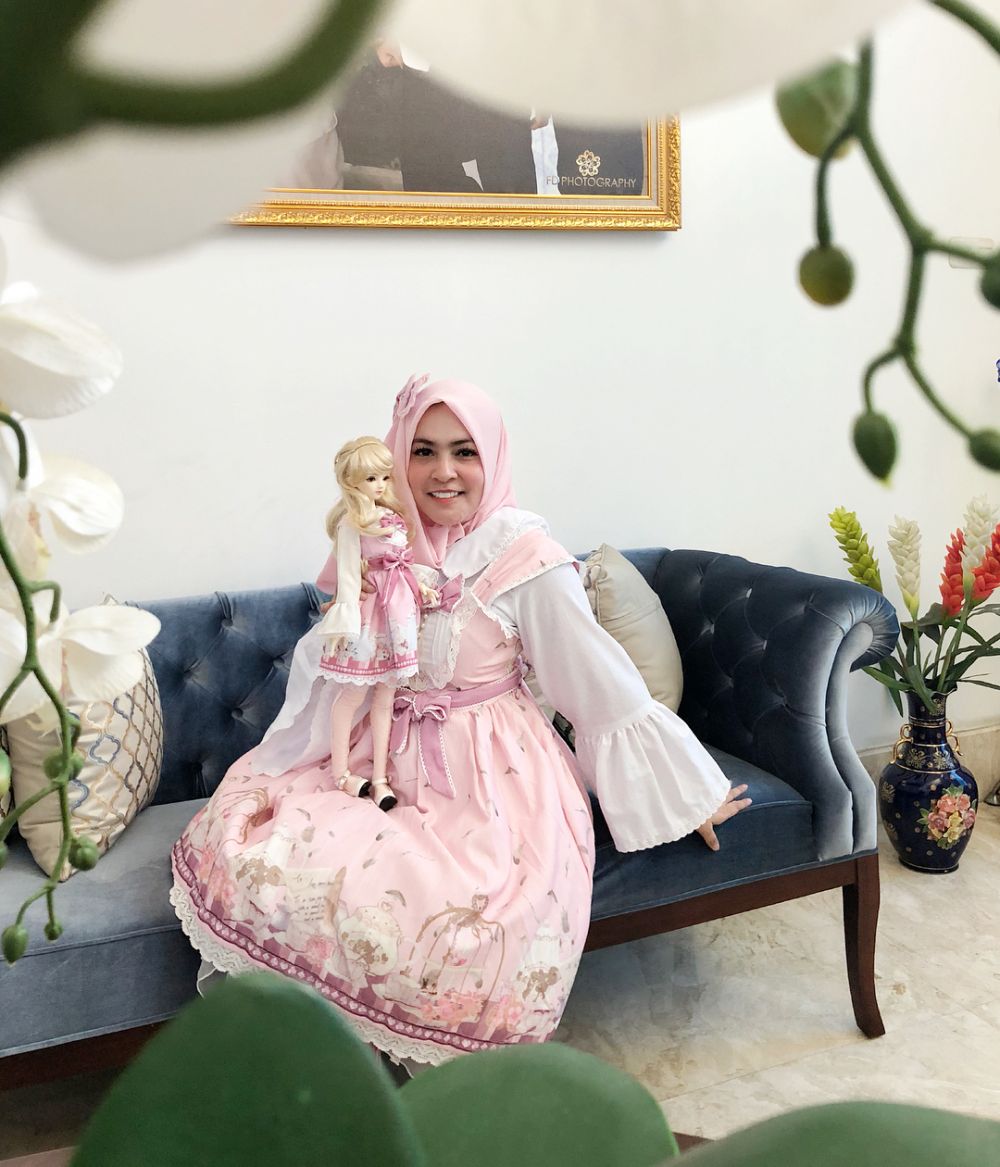 Serba pink, ini 7 foto Astrid Kuya kembaran sama boneka kesayangannya