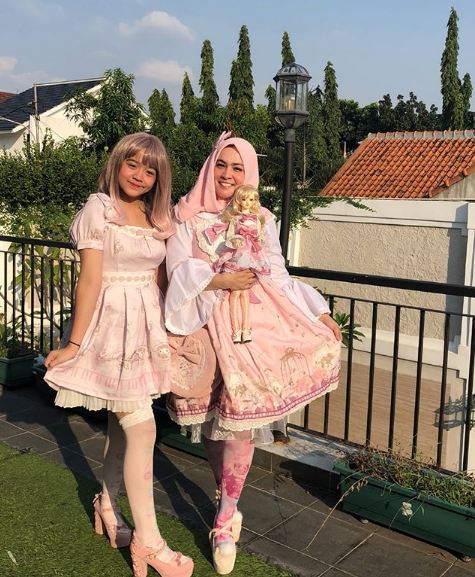 Serba pink, ini 7 foto Astrid Kuya kembaran sama boneka kesayangannya