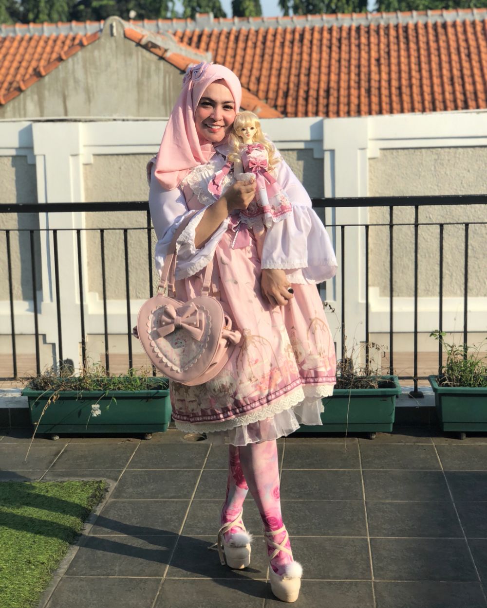 Serba pink, ini 7 foto Astrid Kuya kembaran sama boneka kesayangannya