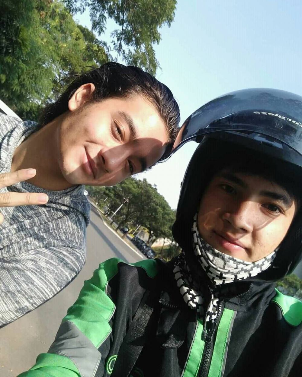 Foto bareng Bryan Domani, driver ojol ini malah dibilang lebih ganteng