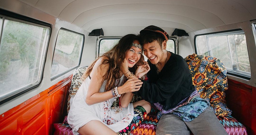 6 Potret prewedding Nadine dan Dimas Anggara, seru bergaya bohemian