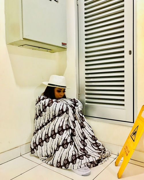 5 Gaya kocak Soimah promosikan sarung Sudjiwo Tejo, bikin ngakak gemes