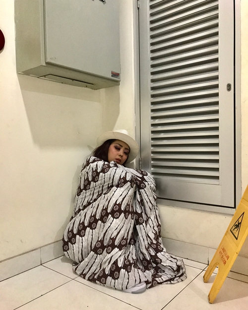 5 Gaya kocak Soimah promosikan sarung Sudjiwo Tejo, bikin ngakak gemes